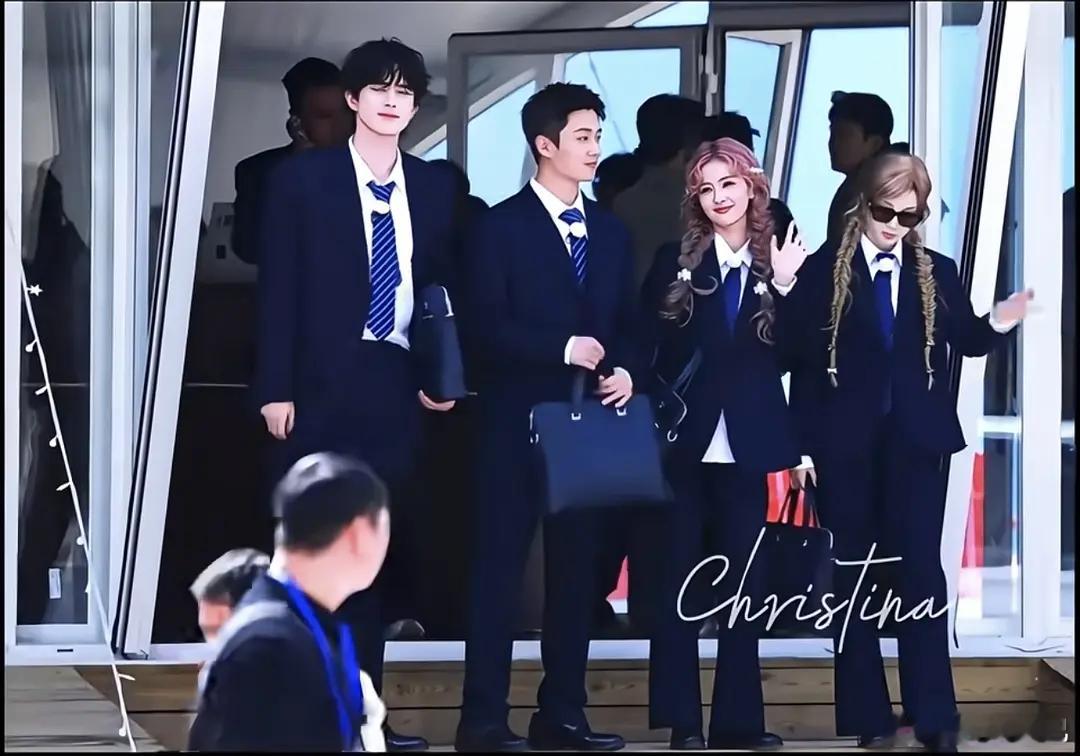 敖瑞鹏在合照里真的好突出