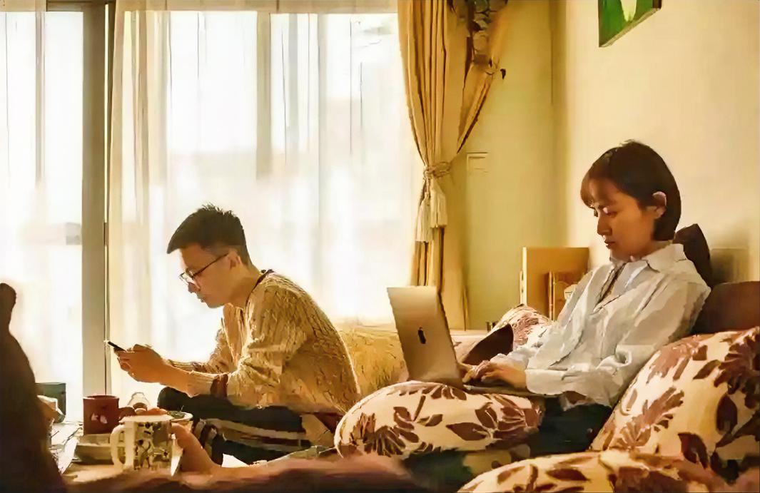 夫妻之间如果缺乏爱，通常会有以下几种表现：第一阶段，开始斤斤计较。夫妻之