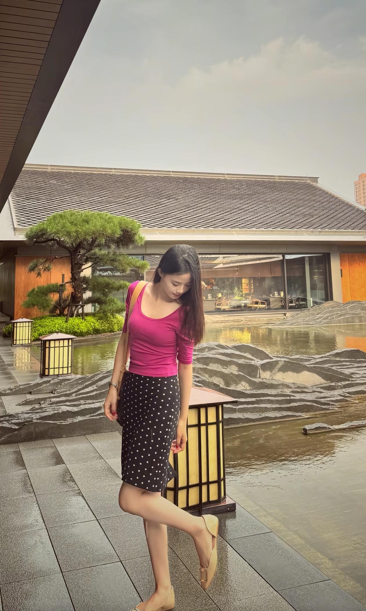 雨后漫步，粉衫黑裙，悠然自得。