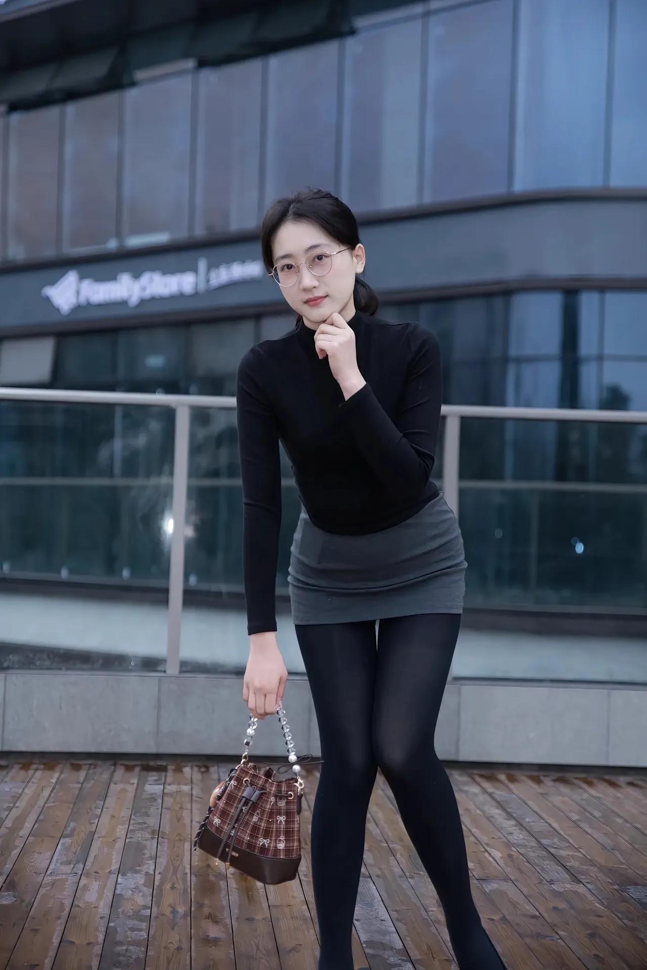 我在公园等风等雨也等你。