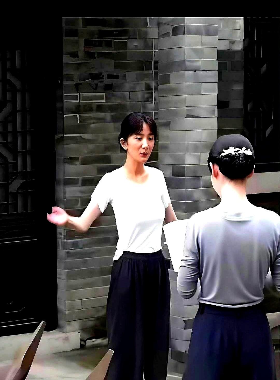 真没想到，杨幂一件普通白T恤，直接戳破了大家对“骨感”的滤镜。以前看她穿礼服