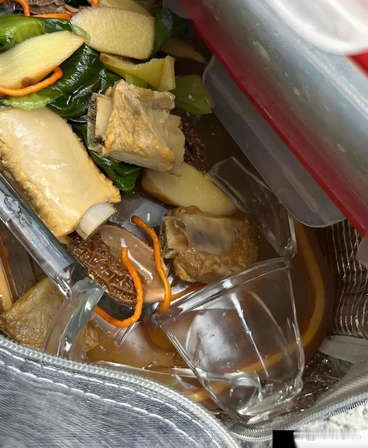 怎么办，打翻了妈妈烧的饭，回家少不了一顿打。​​​
