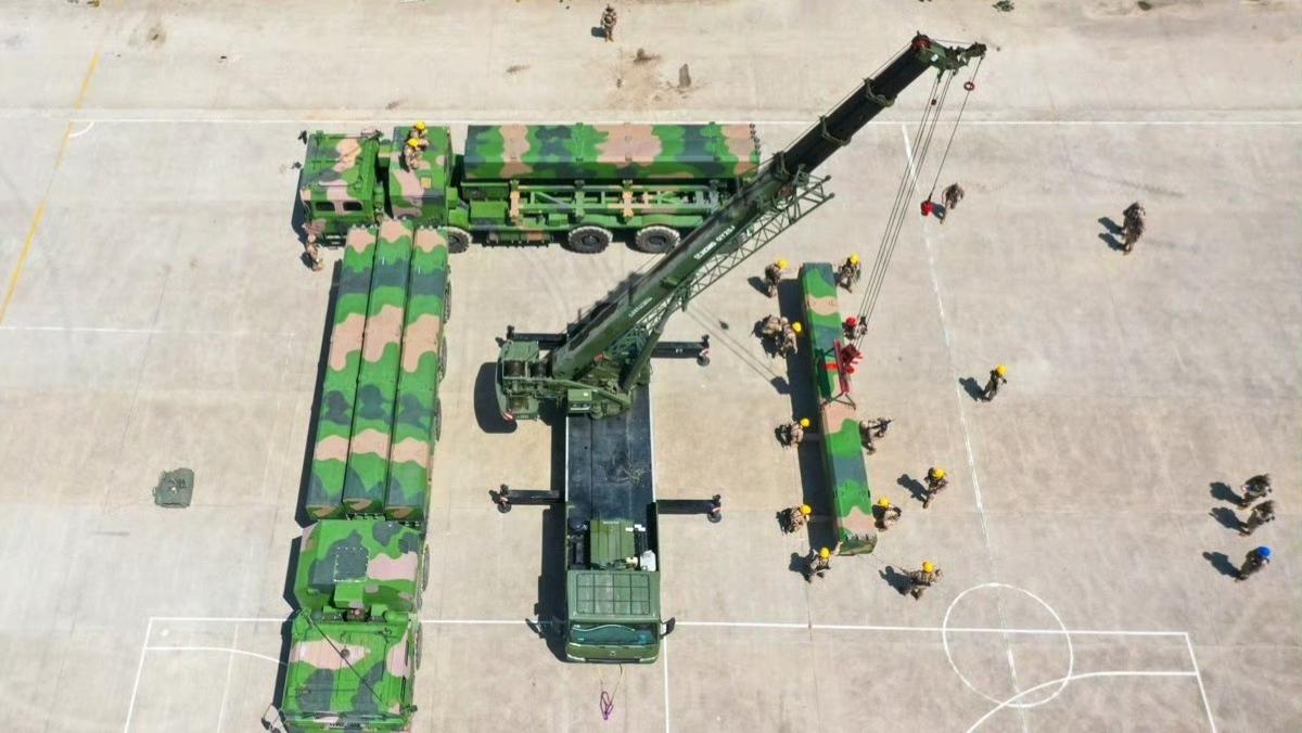 又见鹰击-12B岸基反舰导弹吊装作业鹰击-12B岸基反舰导弹是我国自主研发的超