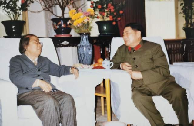 1985年春节前，开国上将杨得志看望邓颖超时的合影。杨得志当时是总参谋长，邓颖超