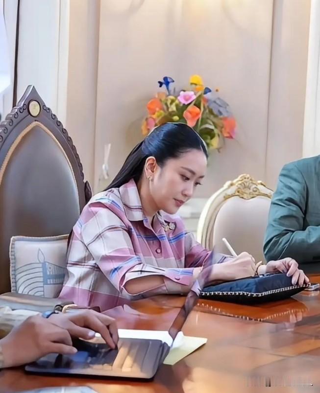 佩通坦辞去党首职务,一招釜底抽薪,打了现任总理阿努廷及其背后的保守派联盟一个措手