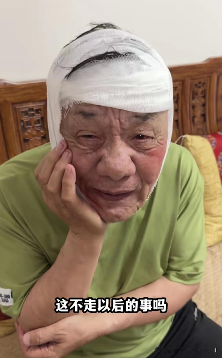 郭德纲的亲师弟杨进明，不知遭何人殴打，脑袋被打得流了血，缠满了纱布。他的徒弟郭金
