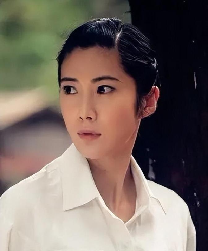 还记得荧屏上那些飒爽英姿的女英雄吗？曾经有一位女演员，凭着一身正气和精湛演技，在
