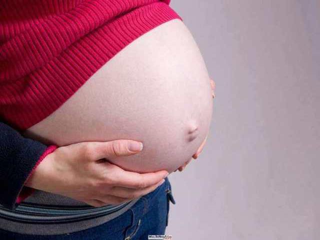 孕妇剖腹产取出婴儿的一刻医生当场吓得哆嗦, 只因婴儿与众不同!