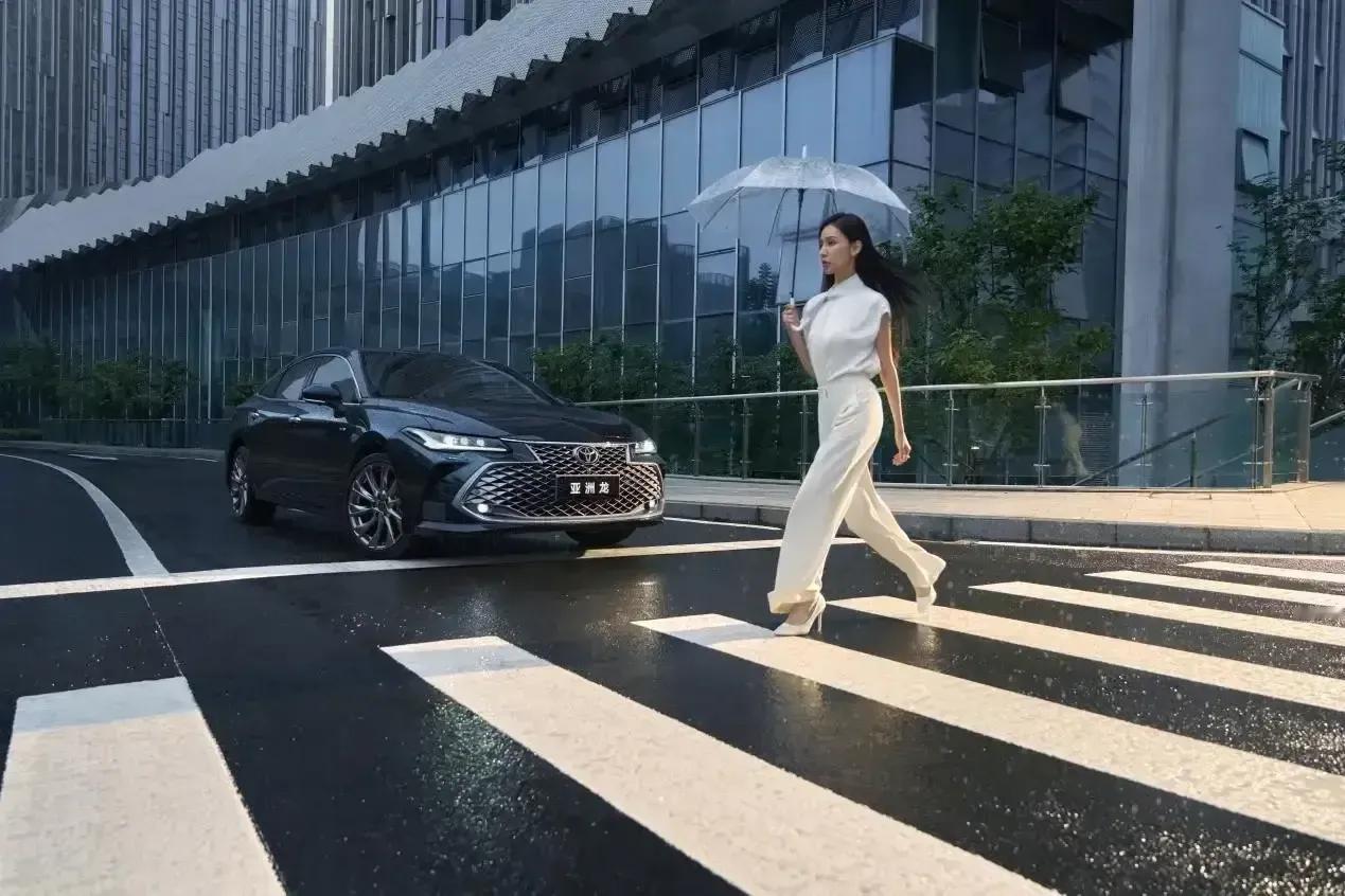 绝对没想到，丰田这是把中国人心理研究透了：1、要省油一一丰田卡罗拉2、要空间