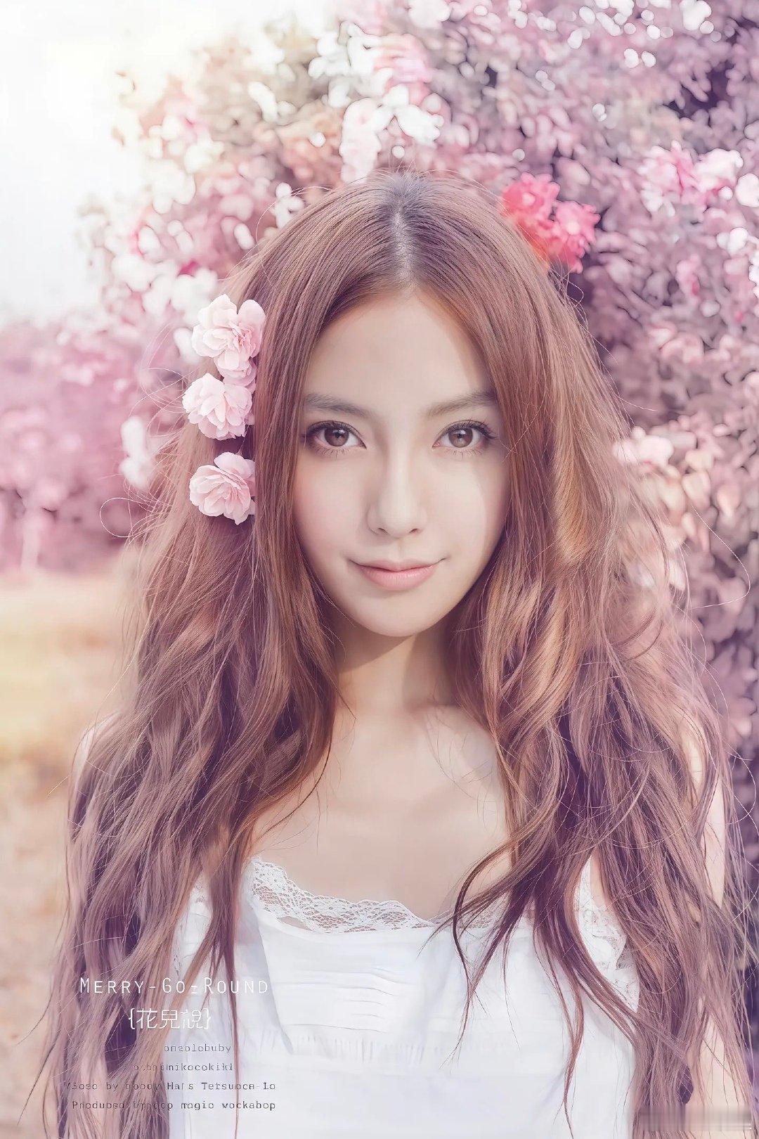 她就站在微风里樱花树下angelababy