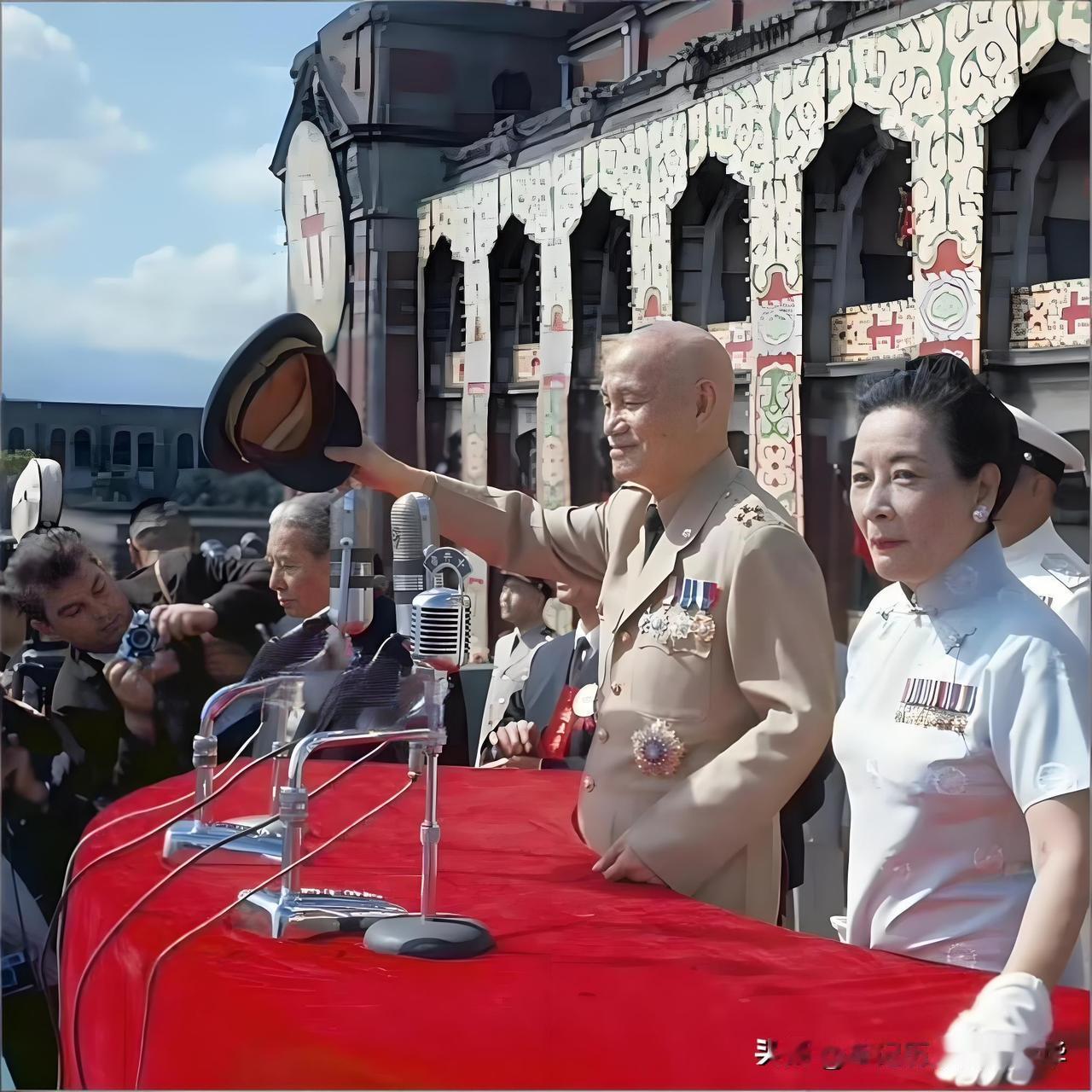 宋美龄既没有穿军装又不是军人，那她胸脯上佩戴勋章干什么呢？1964年10月10