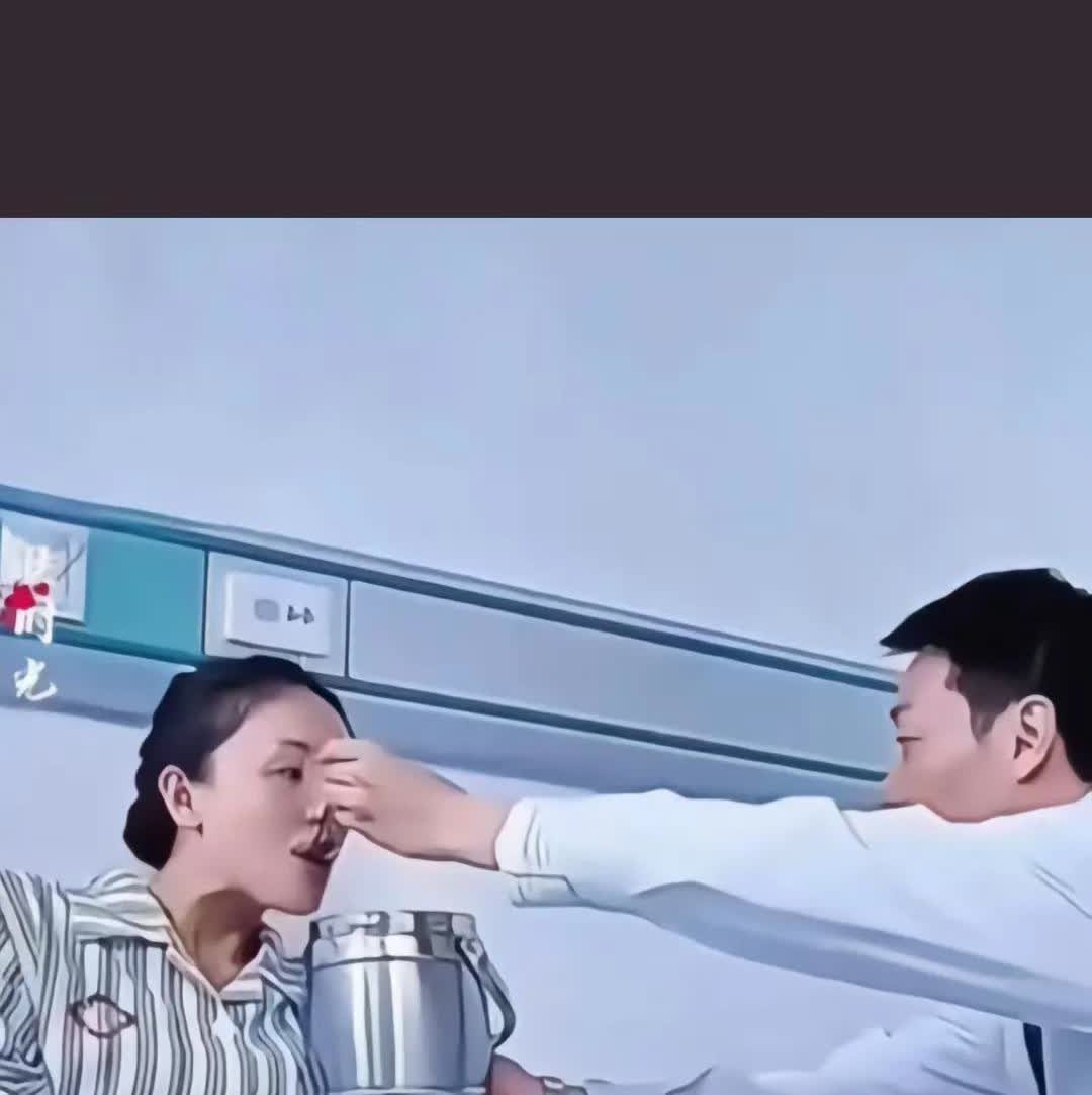 辛柏青老师在医院给朱媛媛喂饭的画面太感人了[祈祷][祈祷]看着太难受了，都不知道