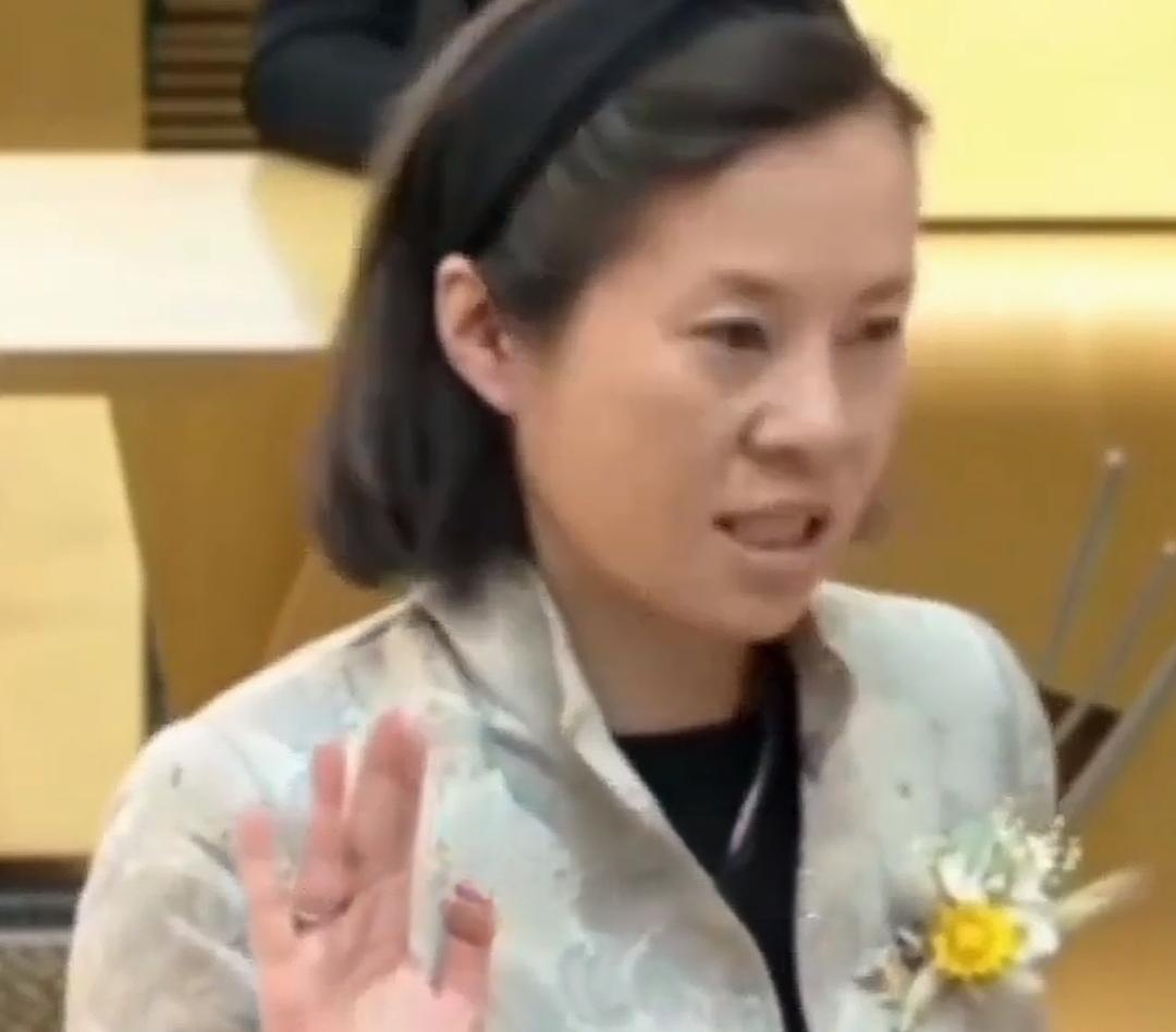 华人第一人！周怡佩一句“我对查尔斯三世效忠”引发全网热议她用中文说出“我对