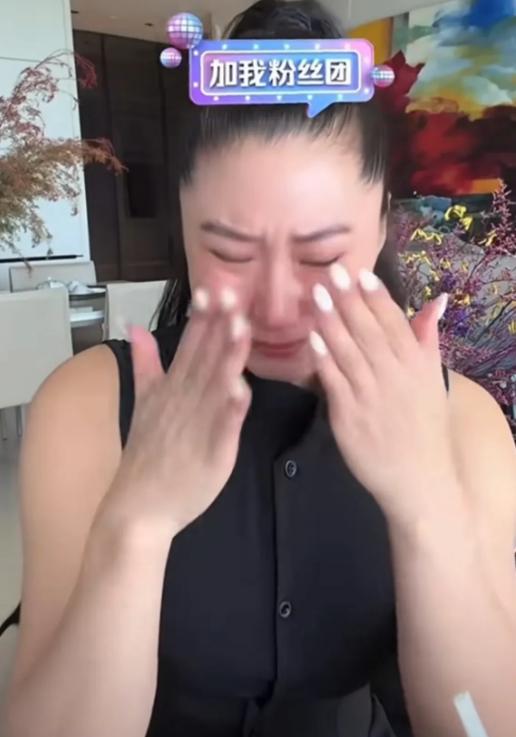 7月25日，Coco终于恢复直播了，然而网友们却一直问她谢贤死了，她难不难过，她
