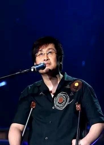 郑智化一句话，删光十年微博。不是卖惨，是真难。坐轮椅下车，不是拍电影，是每天