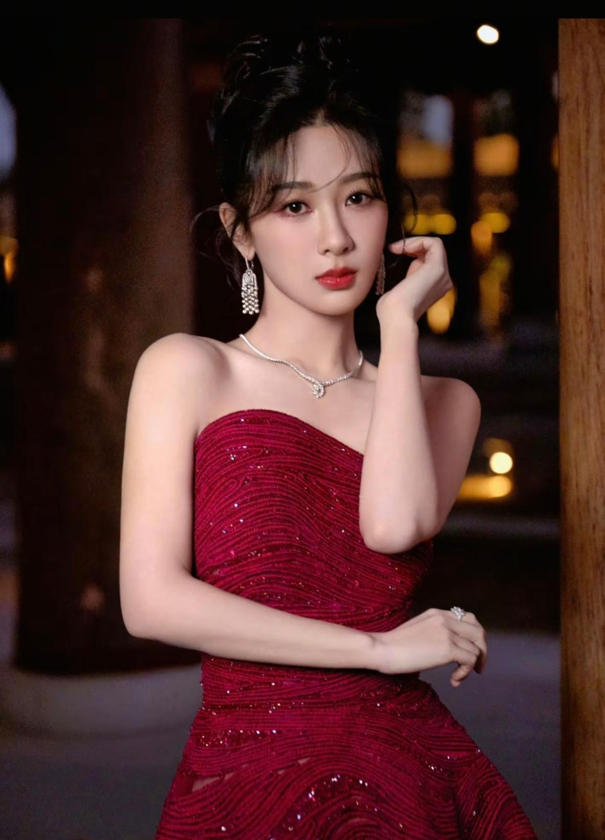 被杨紫的美貌惊艳到了，夜空下她美的像高贵的女王，32岁仍如少女绮丽一路看着杨紫