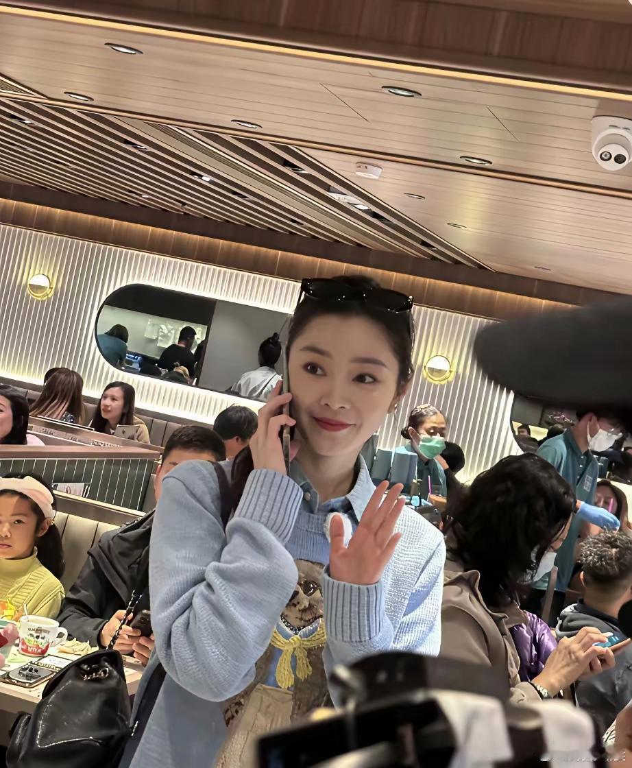 宋轶的五官或许不算惊艳型，但胜在气质出众！那种清冷又温婉的感觉，哪怕是随手一拍，