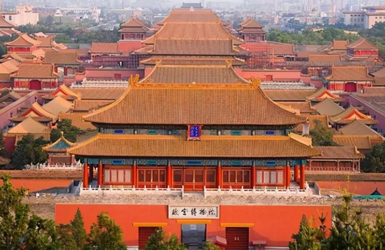 在挑选首都时，北京并非唯一选择。聂荣臻、王稼祥等人最终选定了11个备选城市：北