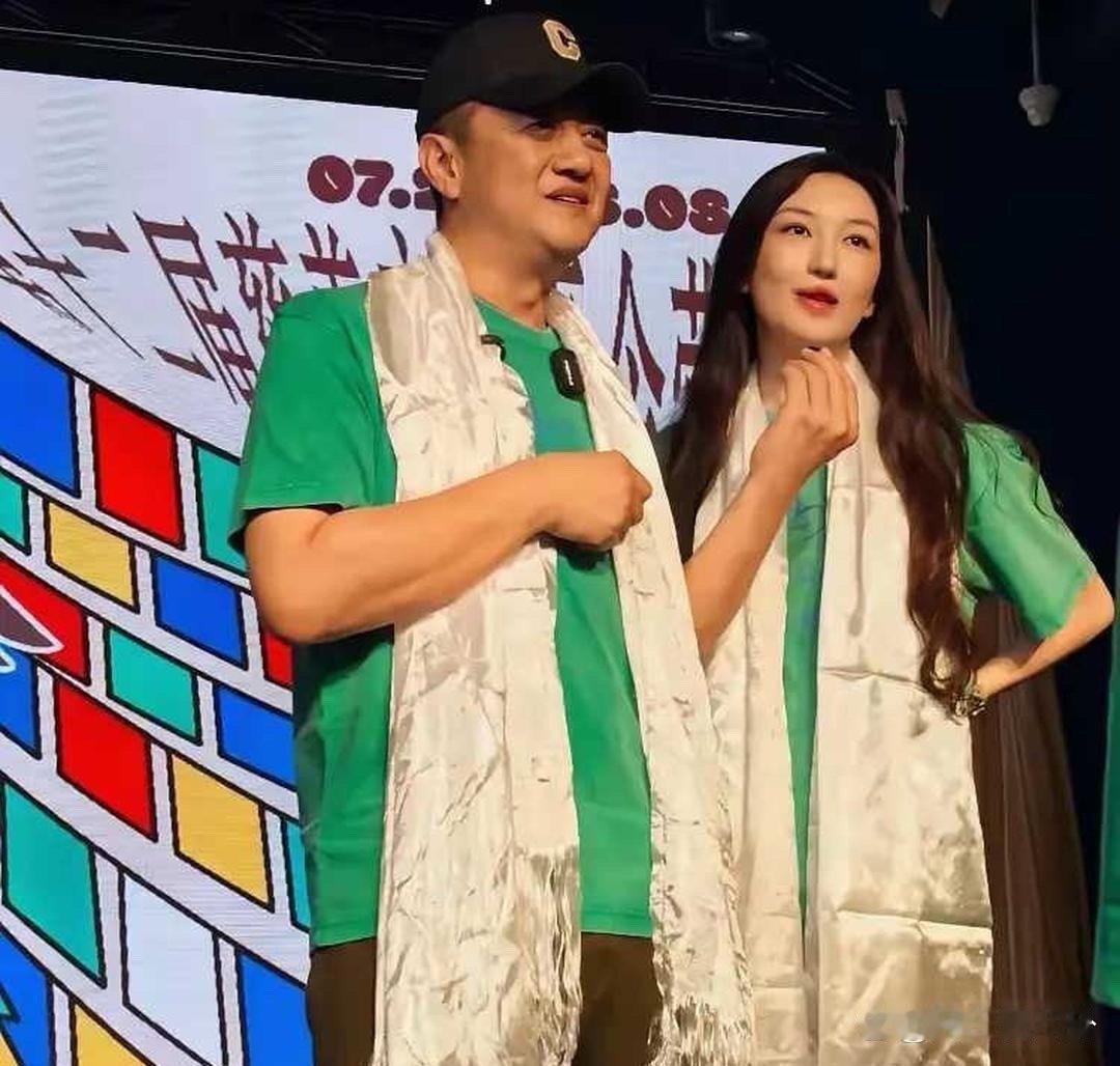 李亚鹏与女儿李嫣同框，父女同框画面温馨，一路相伴成长，温柔又有力量