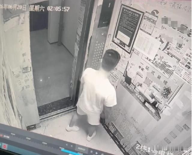 武汉，有个男子爱上了自己的女同事，多次表达爱意后想要亲近，但是女孩婉拒了。男子还