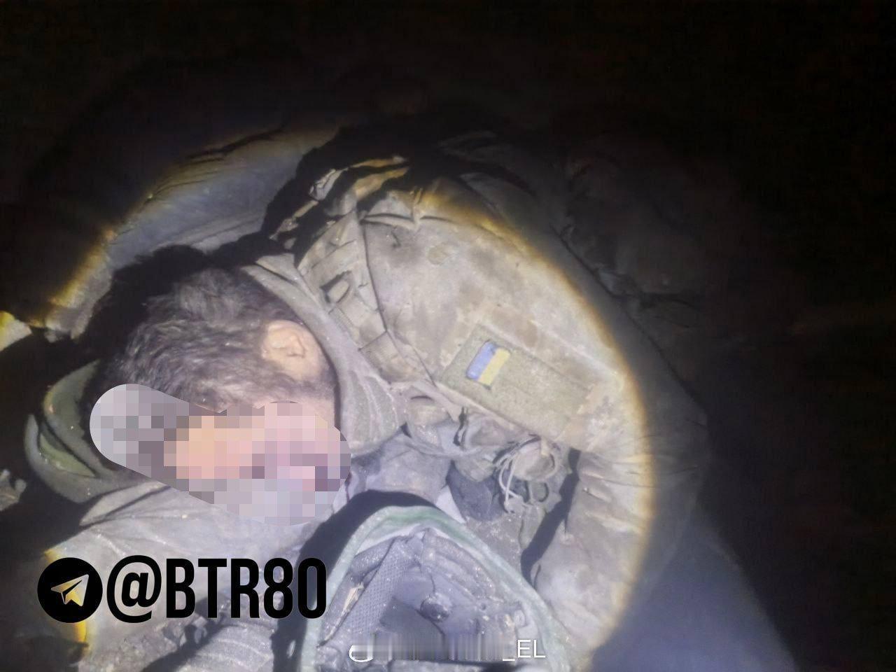 俄军在一条乌军战壕里发现一群乌军士兵被活活冻死