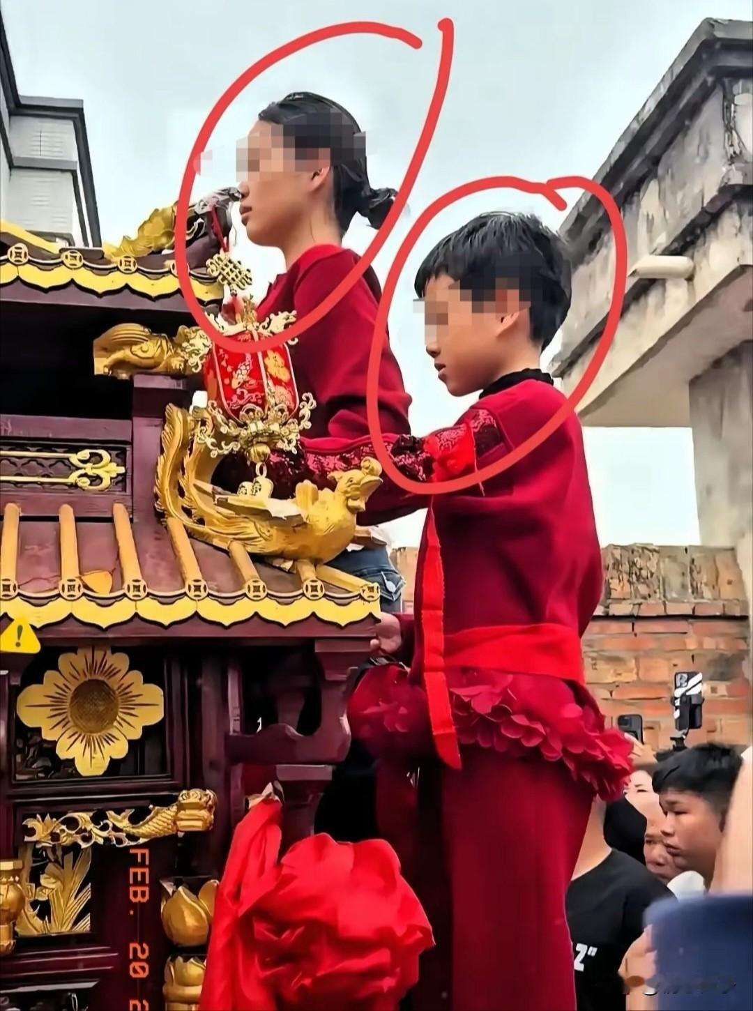 湛江拾石村妈祖巡游，没想到变成了一出闹剧[思考]。起因是当地一位富商，仗着捐钱修