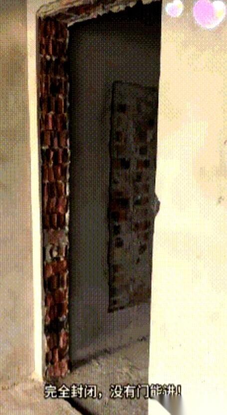 我天，这事儿放谁身上都得懵圈。广西一姐们，装修新买的二手房，一锤子下去，砸出个