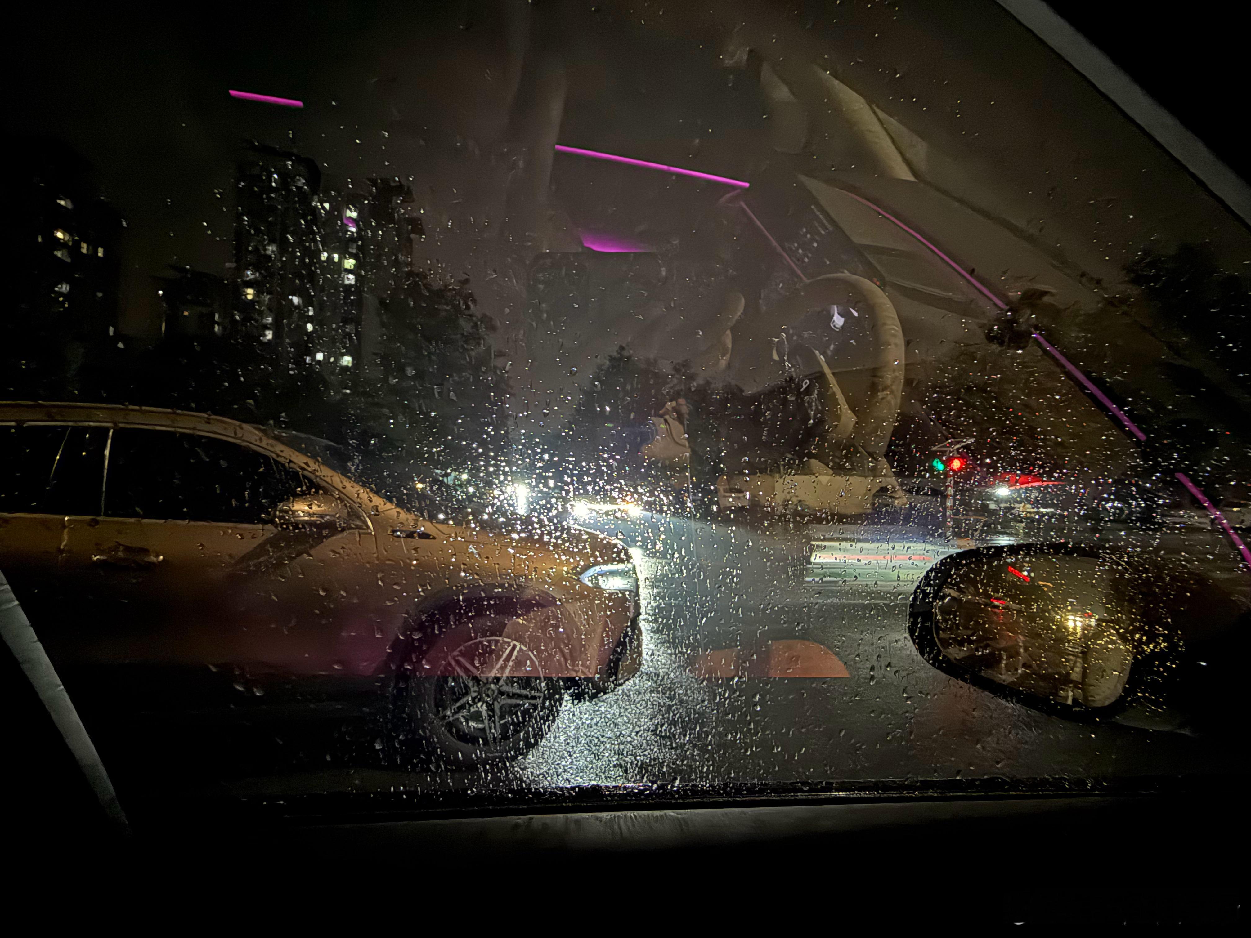 外面下着雨，我在家附近的一个丁字路口观察到底有多少驾驶员会遵守这个临时红绿灯的通
