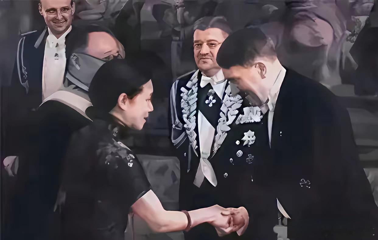 一九三七年，宋霭龄与希特勒握手，孔祥熙率团访德求军援，以矿产换装备。​​​