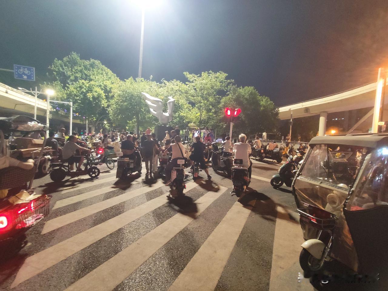 郑州市金水区夜景随手拍:晚上九时许，在郑州市金水路南阳路交叉口东南角，金水河畔北