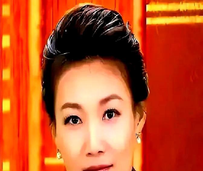 传了俩月的李梓萌“被挤走”“隐退”，全是瞎扯。她最后一次常规出镜是2026