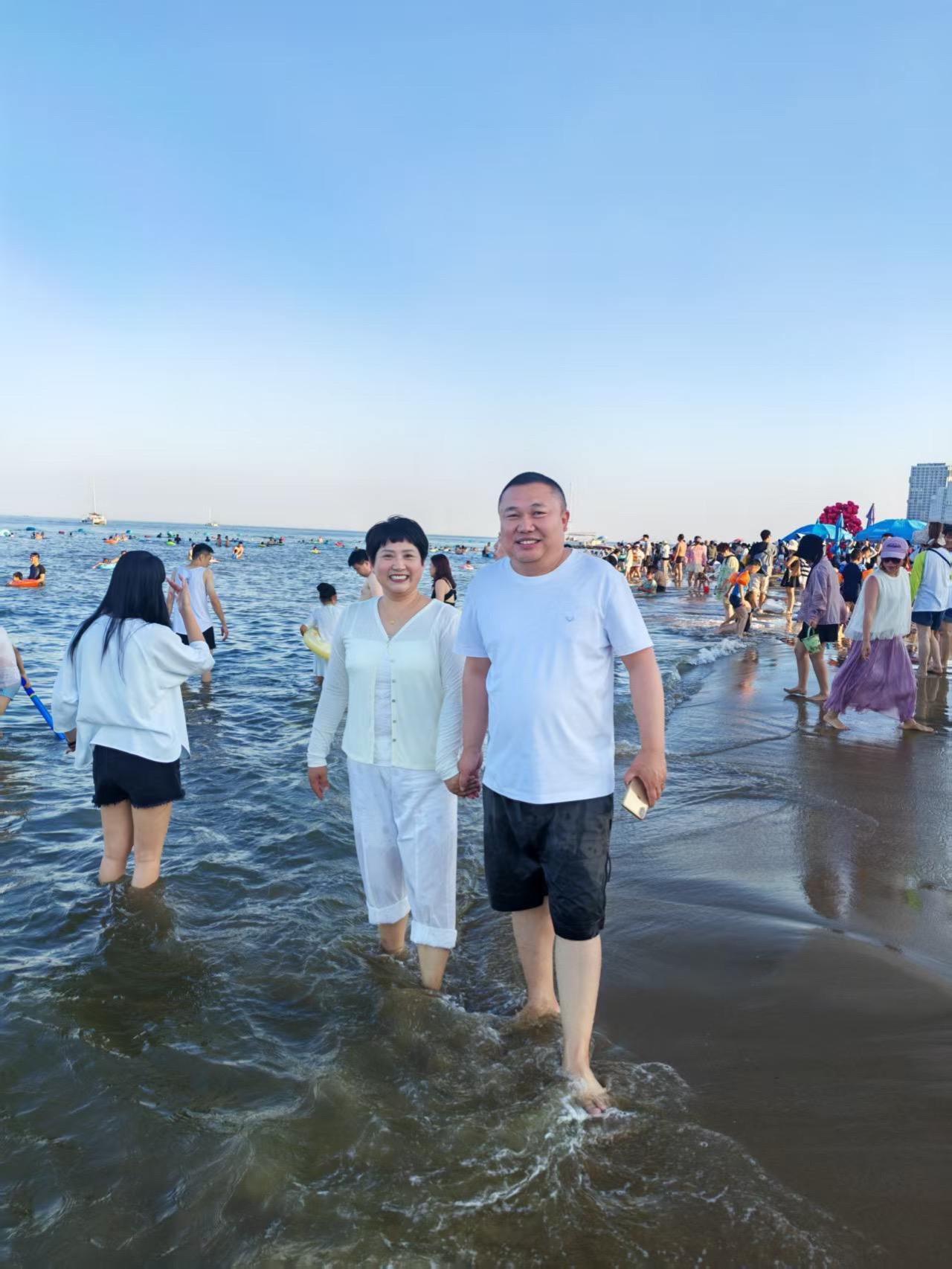 夏日浪漫，海风、浪花、身边有你海边踩水夏日海边