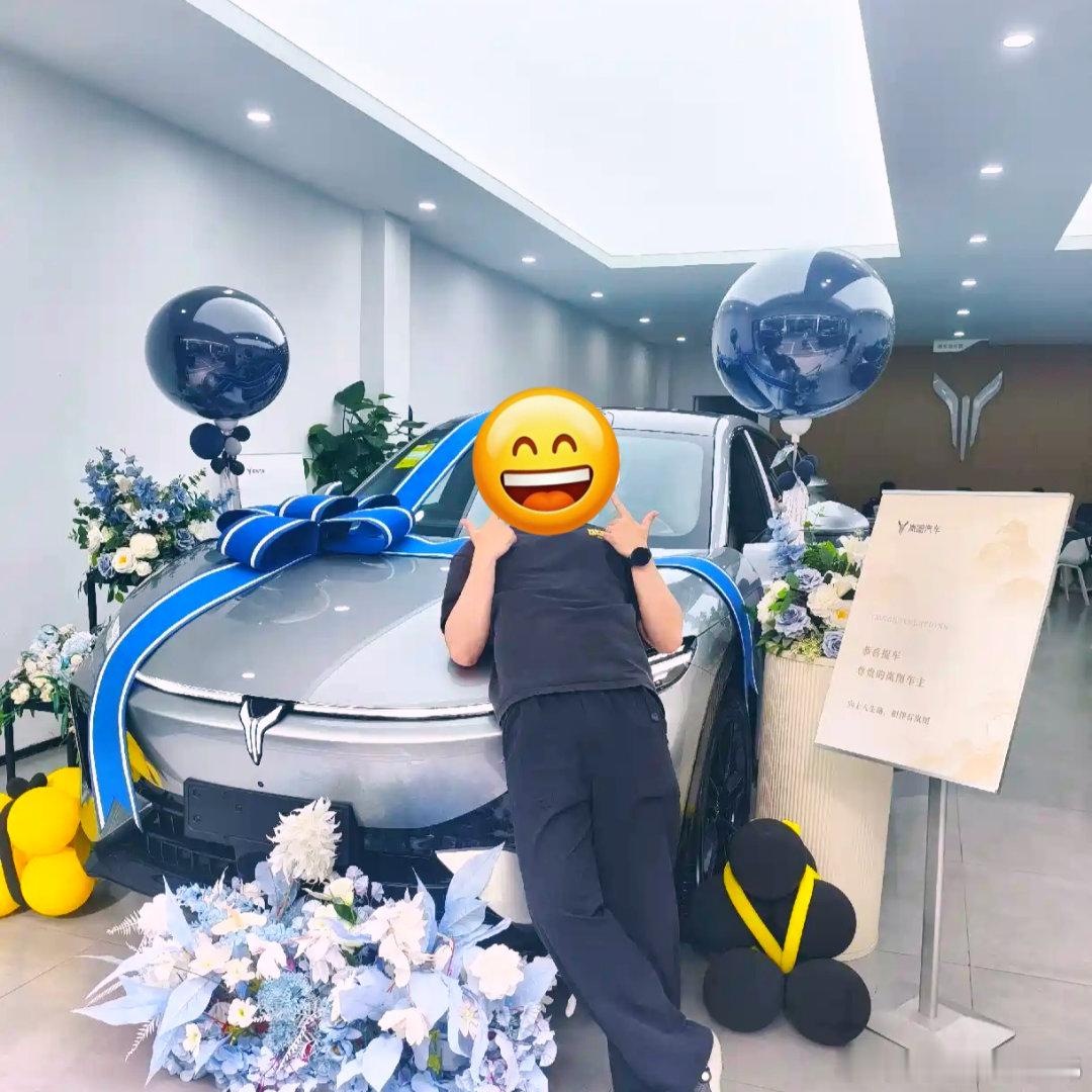 到店体验岚图追光S，第一印象便是外观运动时尚，溜背造型搭配贯穿式灯带，科技感十足，停在展厅格外吸睛，