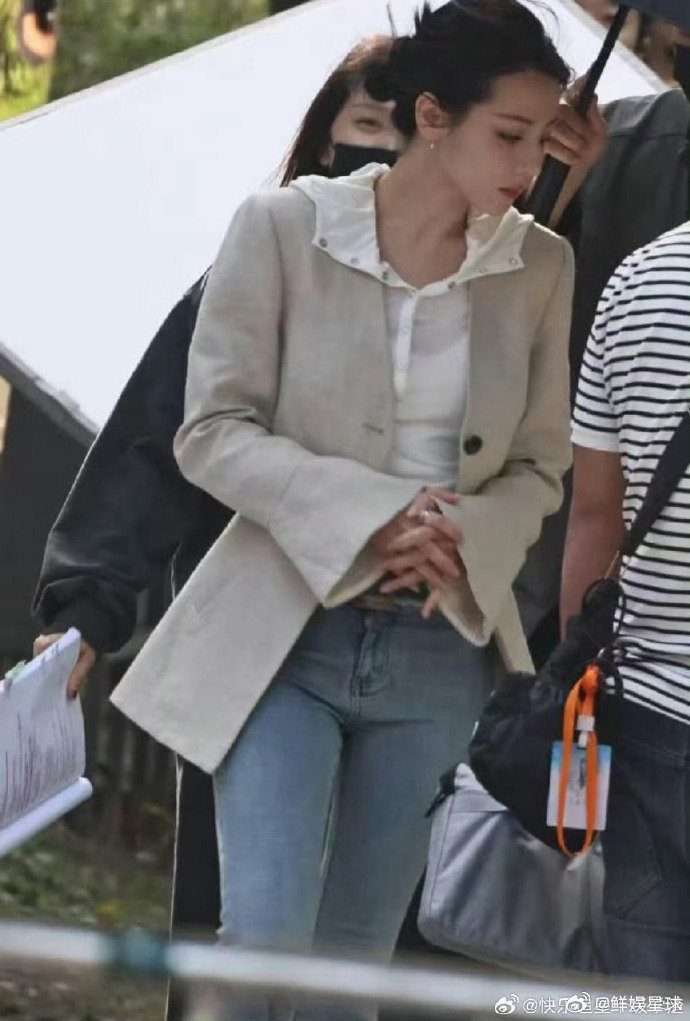 迪丽热巴新剧低丸子头路透哟！热巴新剧低丸子头路透好美，随性又自然，美得轻轻松松，
