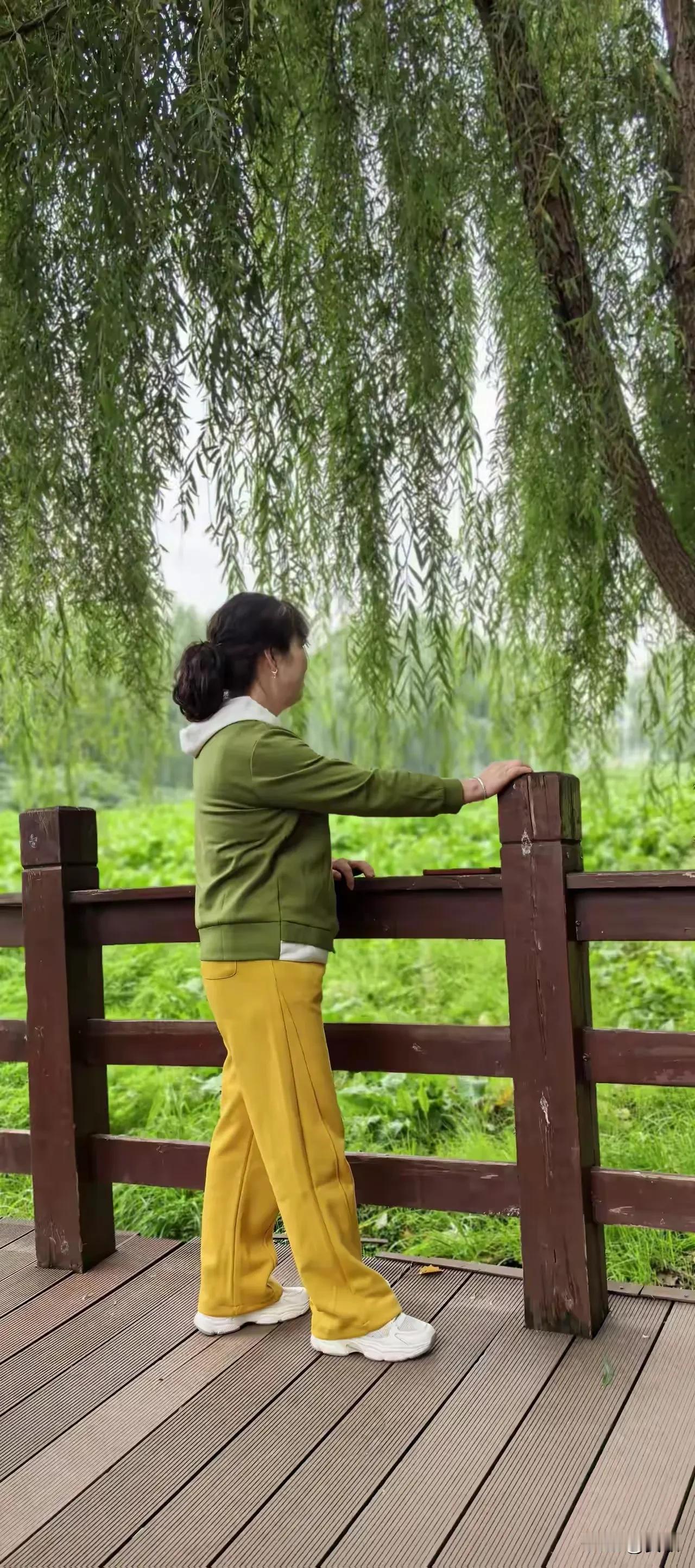 上联:世间繁华如梦幻下联:人生聚散似浮云横批:人生如梦