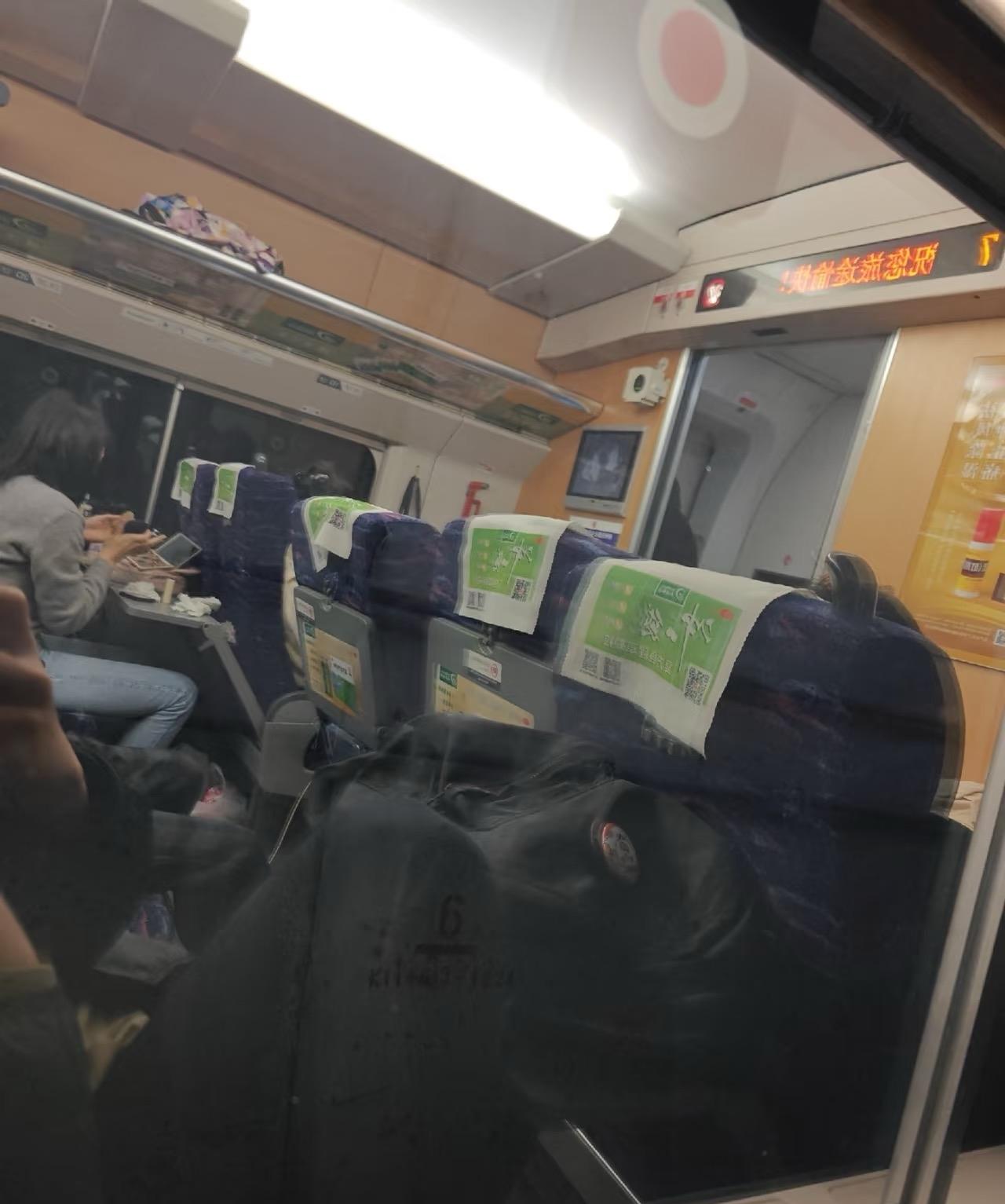 柳州高铁现状。柳州到南宁高铁沿线故障，晚点了很多车次。我不幸被困在了路上，已