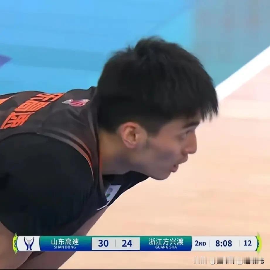 王证横空出世，“神经刀”于德豪恐怕要被清理。山东队夺得俱乐部杯季军后，邱彪指导
