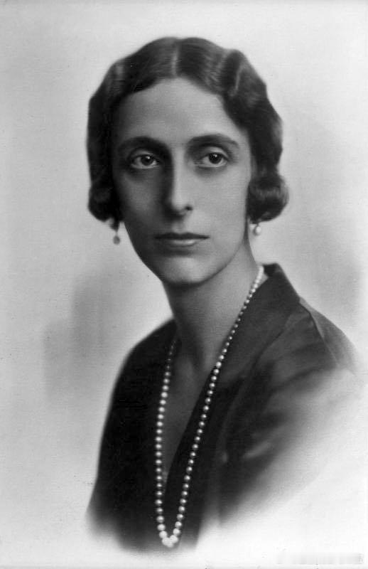 老照片姐弟/父女/姑侄共用一张脸，瑞典王后露易丝（图1）是她弟弟，年轻版蒙巴顿