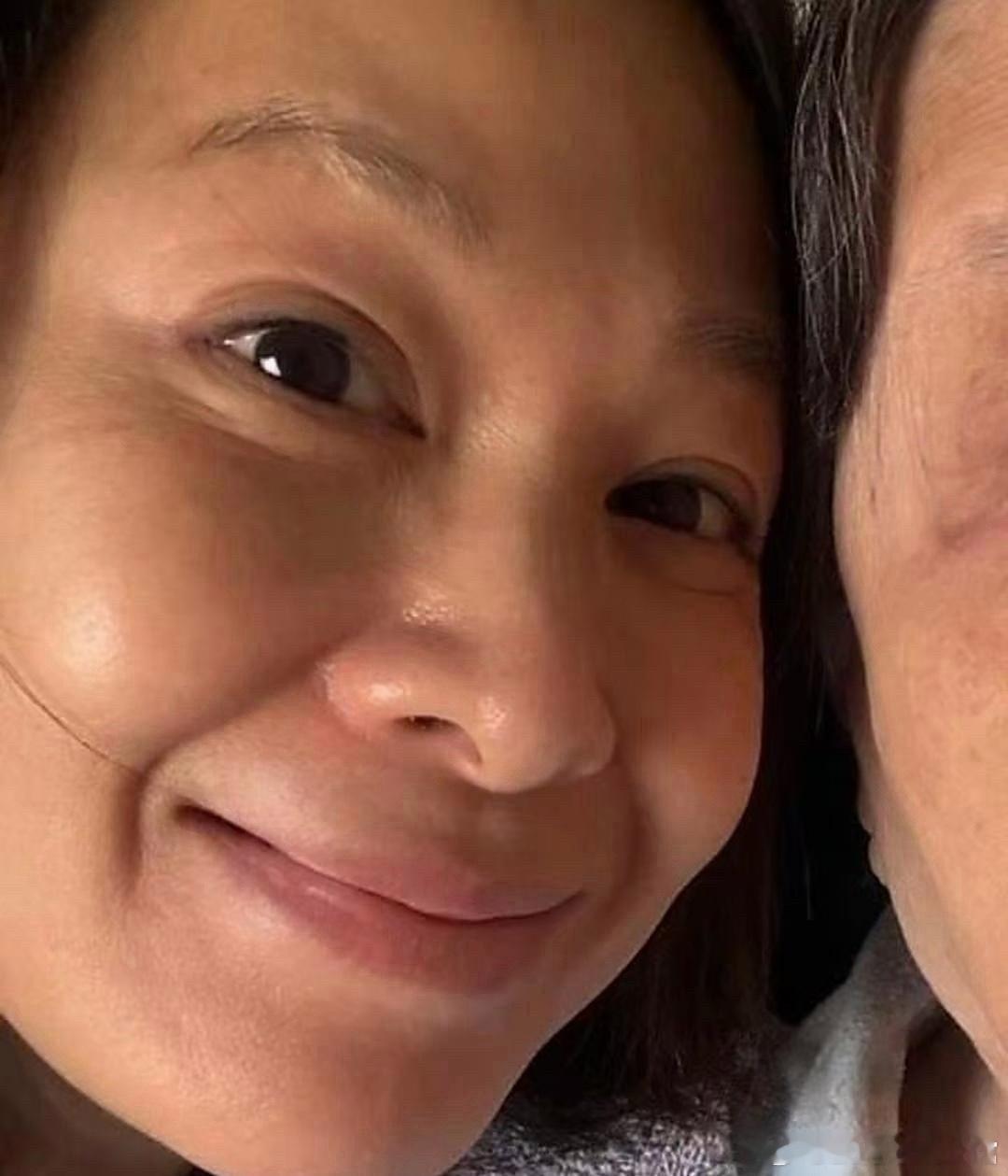 哇塞！刘若英都55岁咯！以前没咋留意，今儿瞅见她的手，才实实在在感觉到岁月在她身