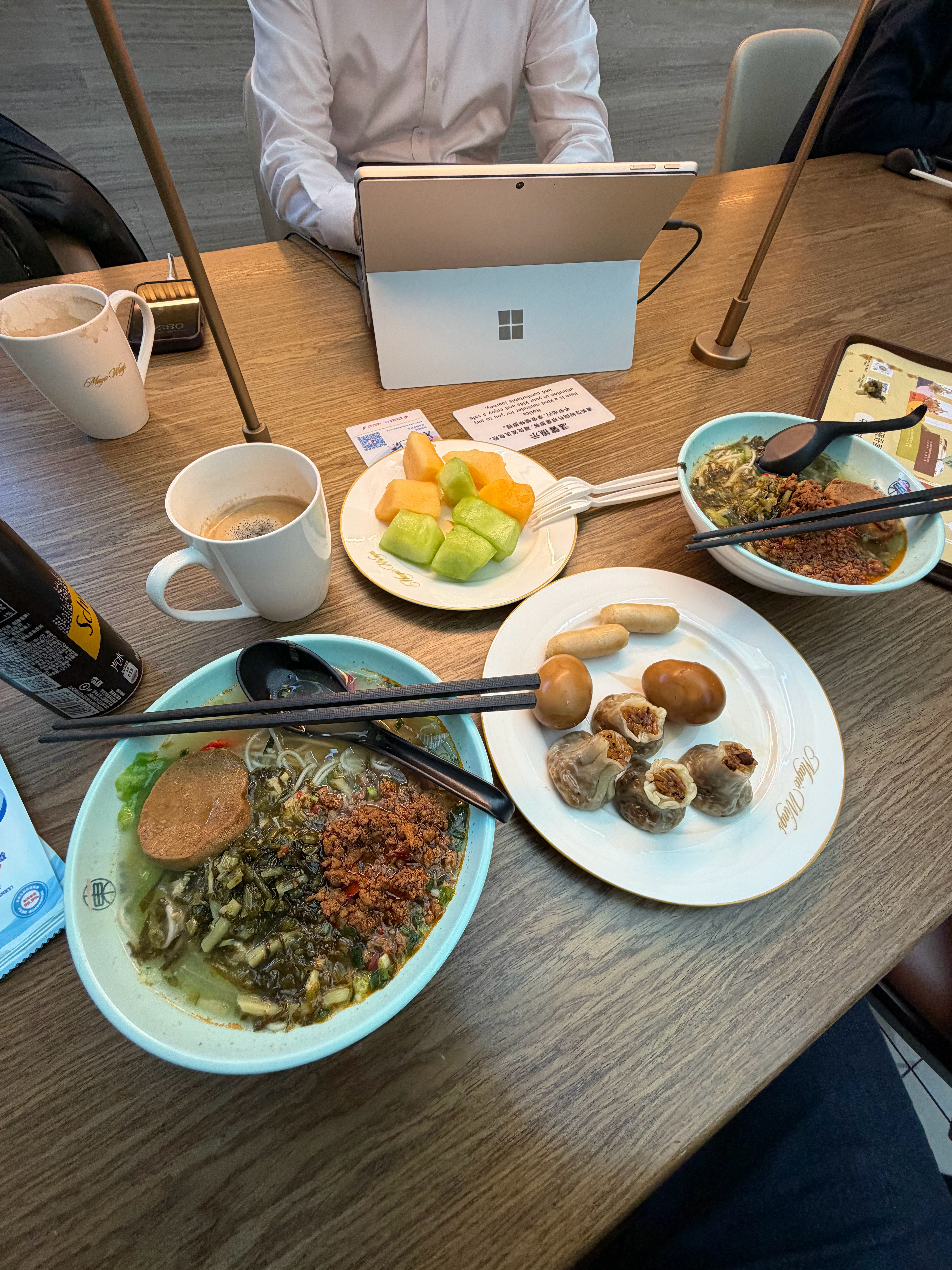 又来东航吃面了，说实话不如牛肉面不加面好吃