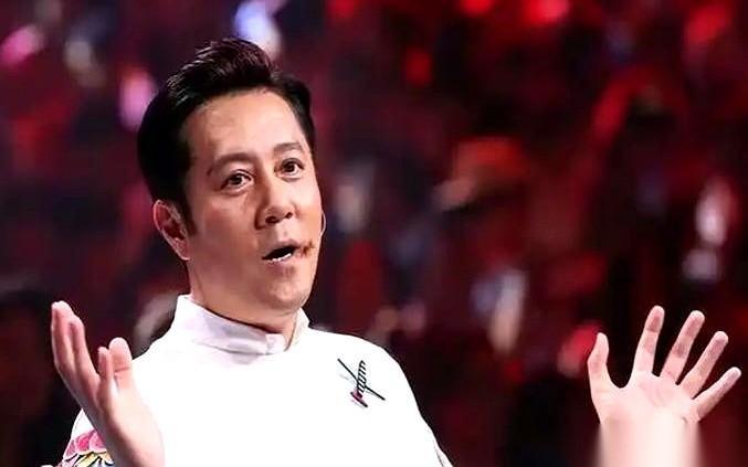 蔡国庆在节目里放话，说四大天王绑一块儿，唱歌都不如他和刘欢。杨坤也跟着撇嘴，说