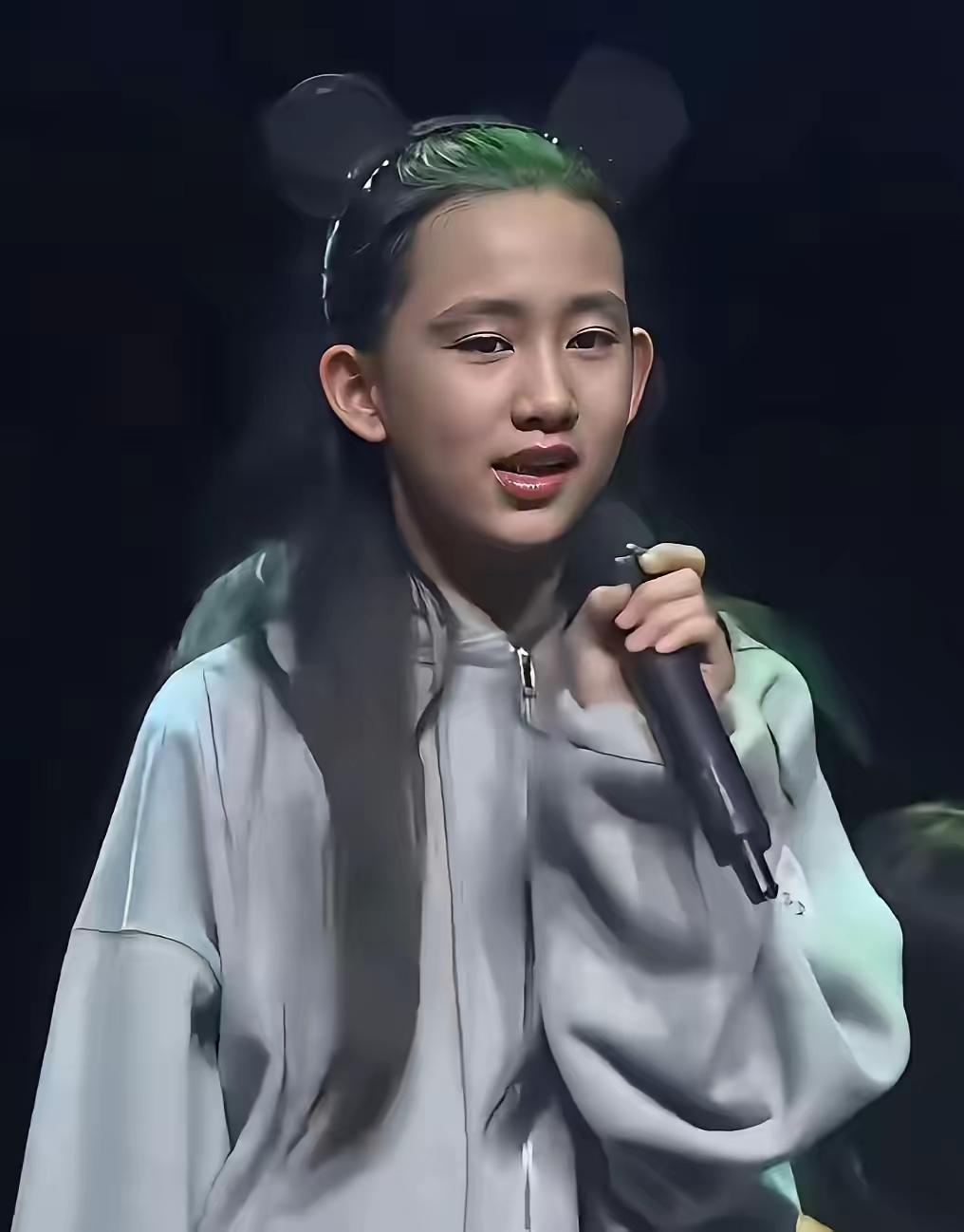 我敢说，黄磊这个二女儿，以后要比老大还要火。因为她的长相实在太有特点了。