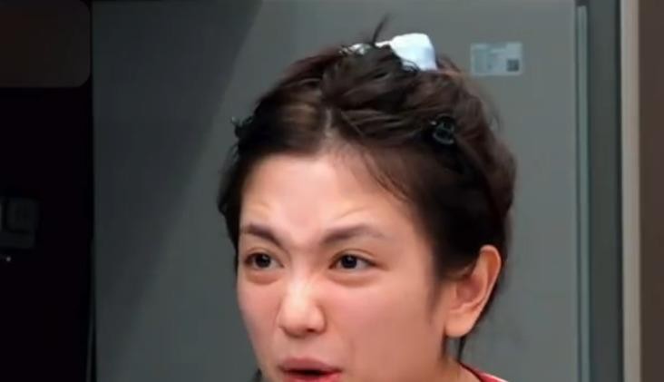 代露娃在综艺里那股子肢体乱飞、说话带劲的劲儿，把“原生家庭里被宠野了的孩子”演得明明白白。镜头前脚搭