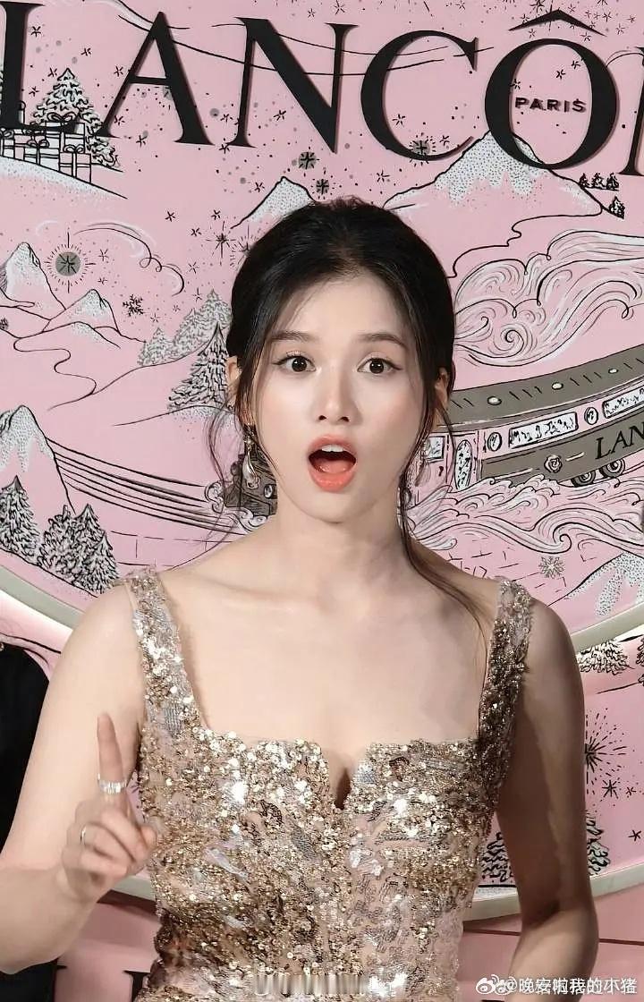 张婧仪堪称是十一月劳模了吧，一个月七场品牌线下活动，每次都交出满意答卷