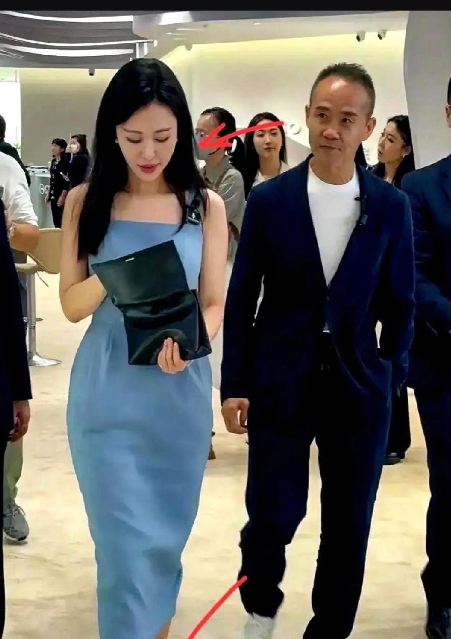 果然还是男人更懂男人，我跟对象说，王石都74了，怎么还一副深情的样子？对象呵