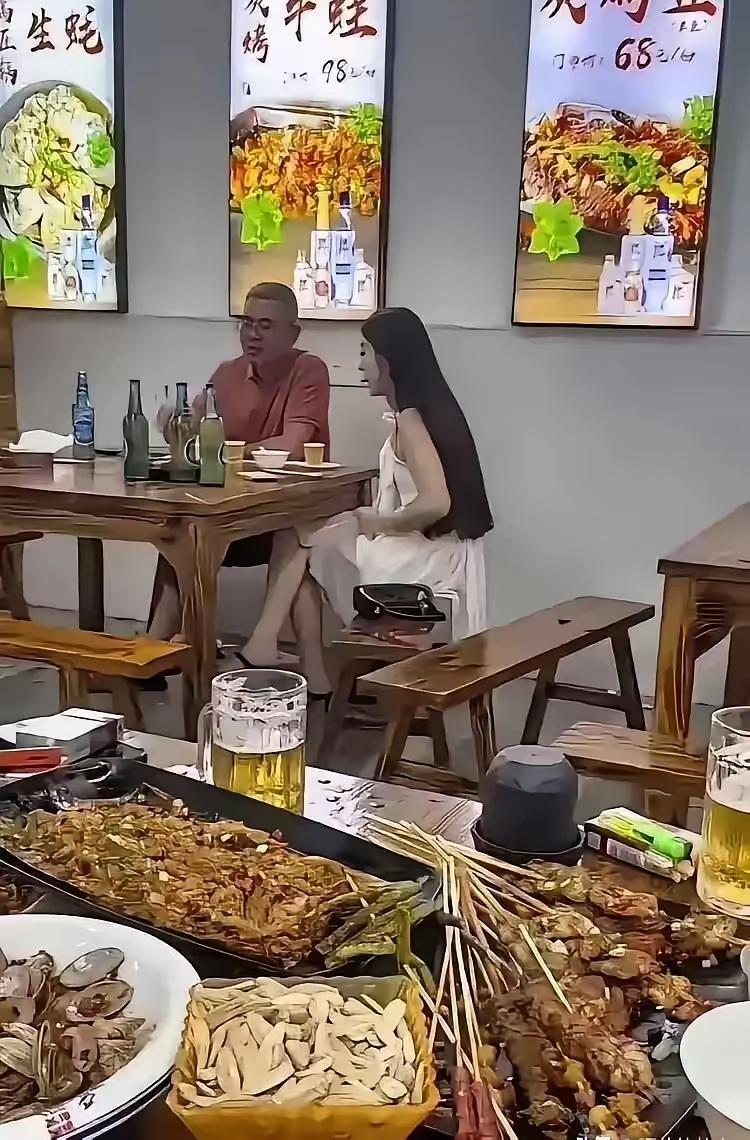 朋友有点钱，这是朋友的小三，孩子都上大学了，妻子长的也不错，我们家和他