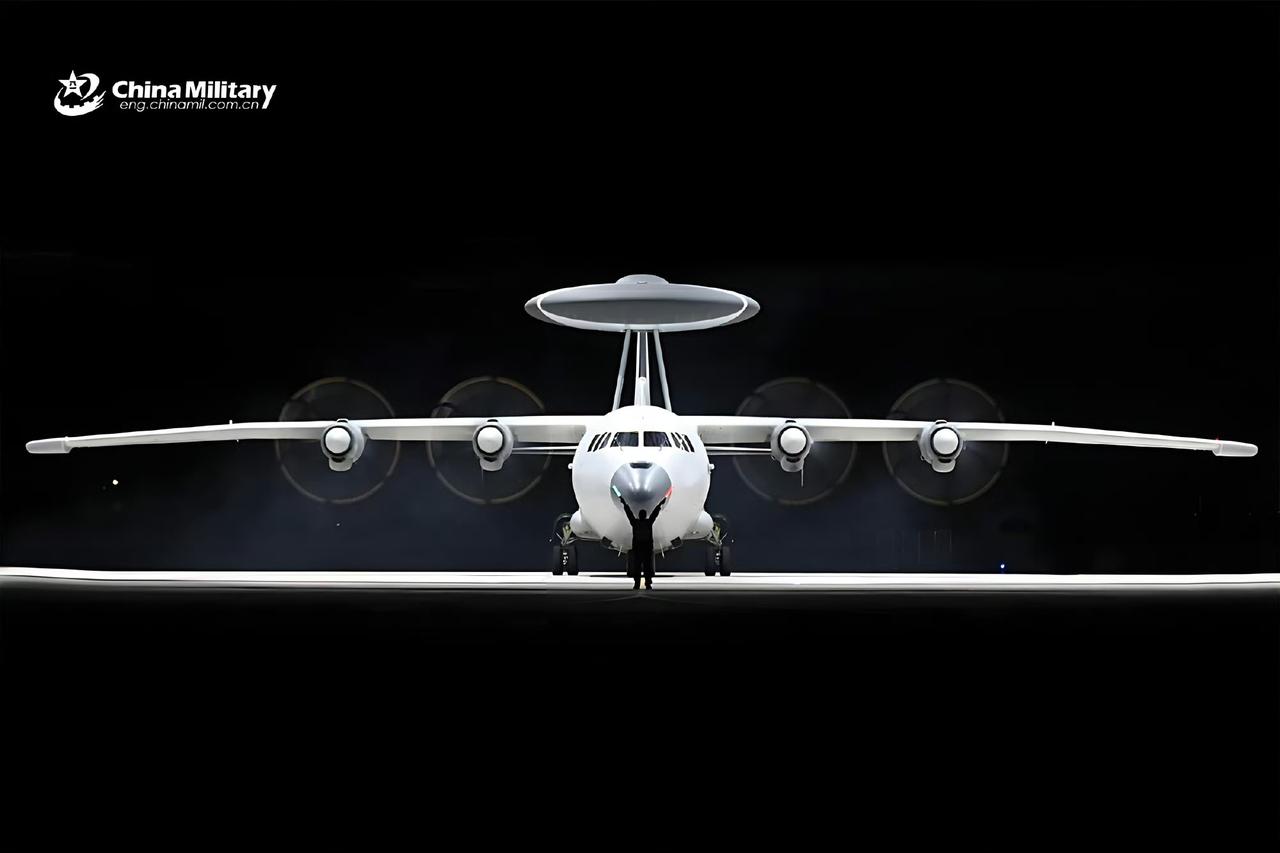 真正的「空中帅府」！空警-500这张夜拍直接帅到满分！作为东大自研的最强中型预