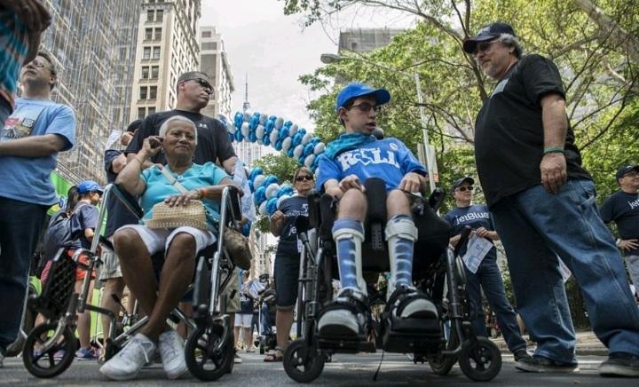 米国冷笑话——残疾人在米国街上，非常容易见到残疾人，残疾人逛街的概率并不比健全