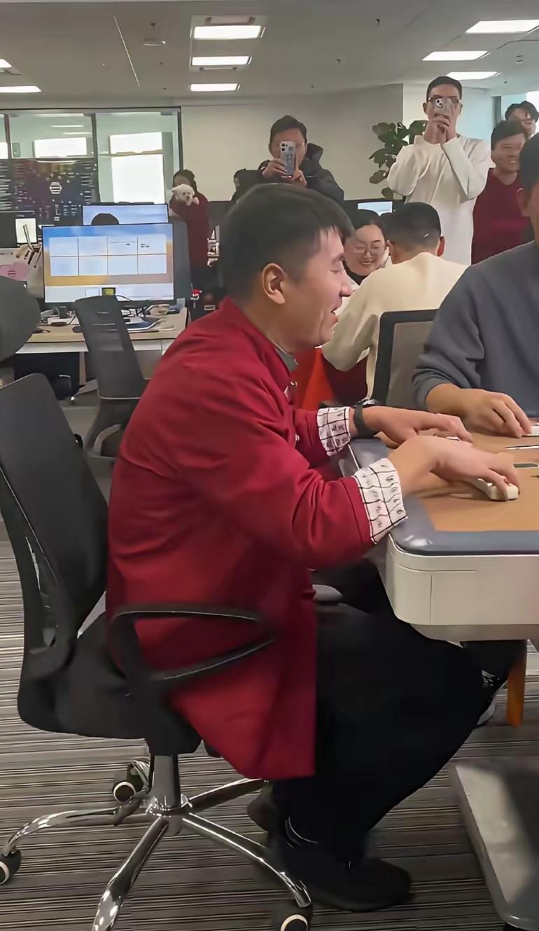 中午休息一下不是更好吗?张雪峰这个老板带头带员工打牌搓麻将，就是不睡觉不休息！