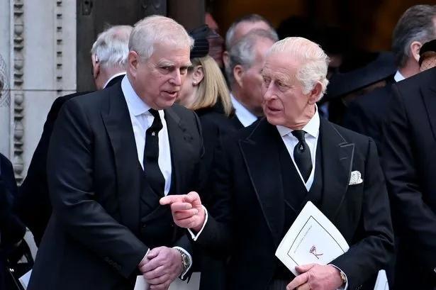 这兄弟两人都是一个路数，查尔斯三世对19岁的戴安娜王妃又亲又抱，在自传中表示两人